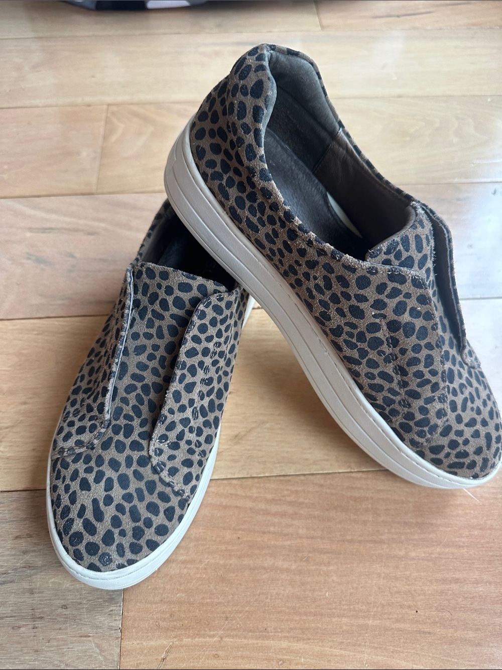 J/SLIDES Cheetah Print Slip On Sneakers 8 M